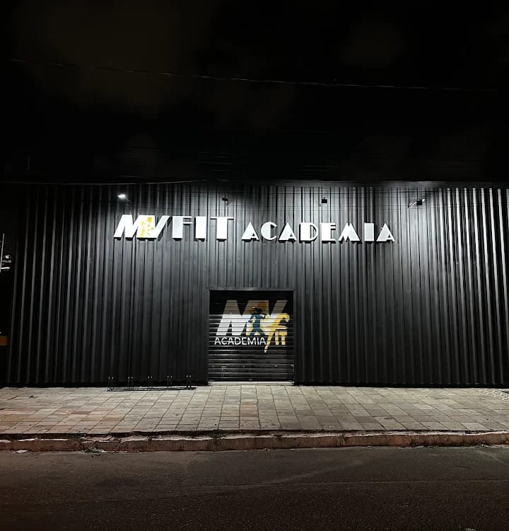 Fachada da MVFIT iluminada à noite