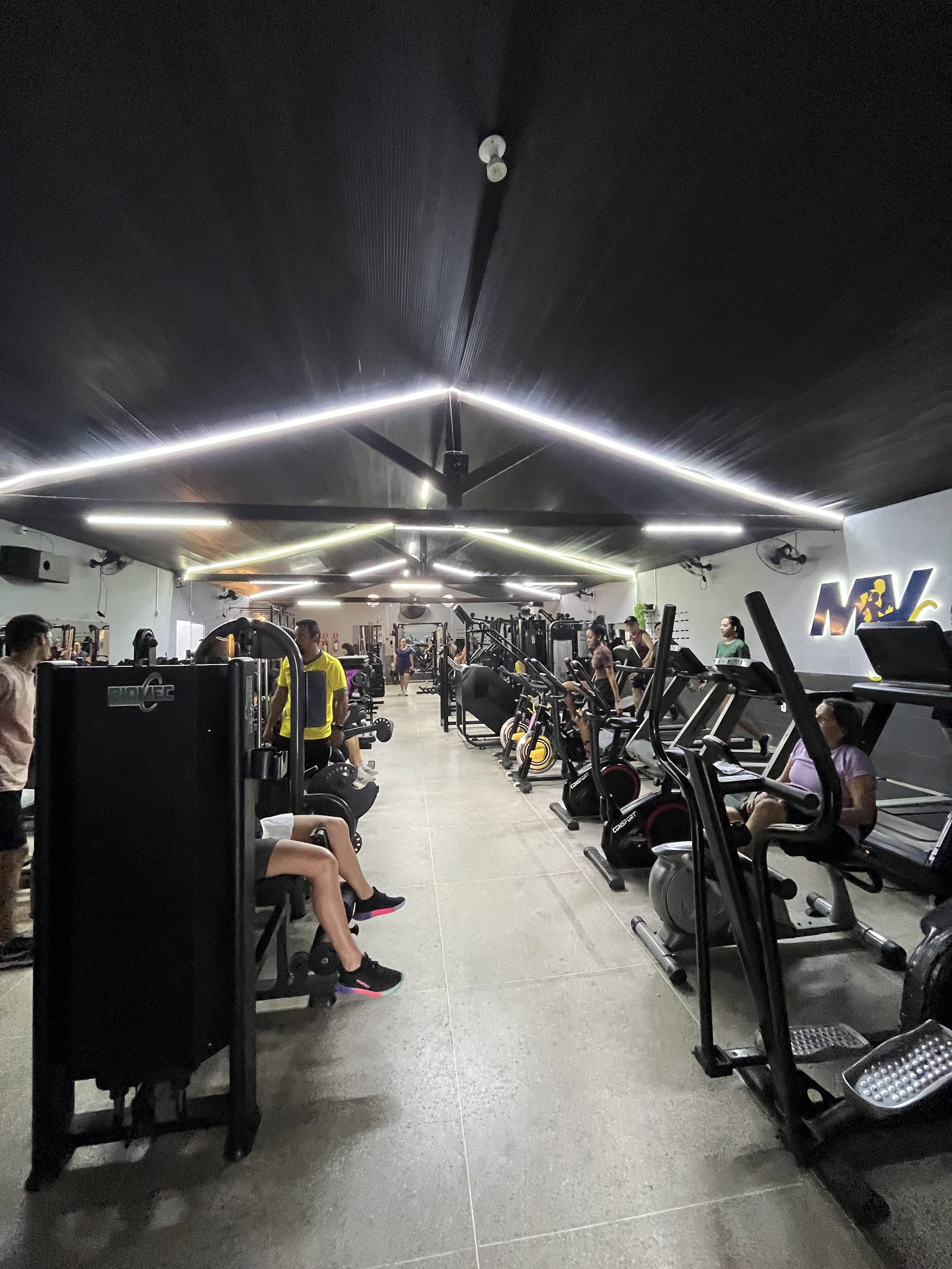 Interior da MVFIT Academia